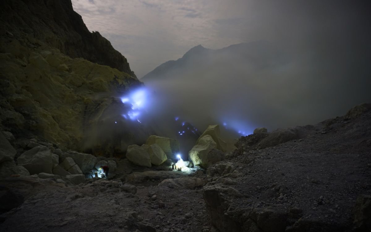 Combining blue fire and sunrise creates a complete Ijen experience that is both dramatic and unforgettable.