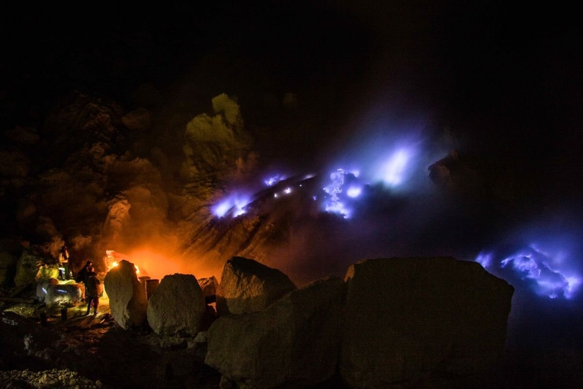 Ijen Blue fire Tour Banyuwangi 2 Day – blue flames at Ijen Crater
