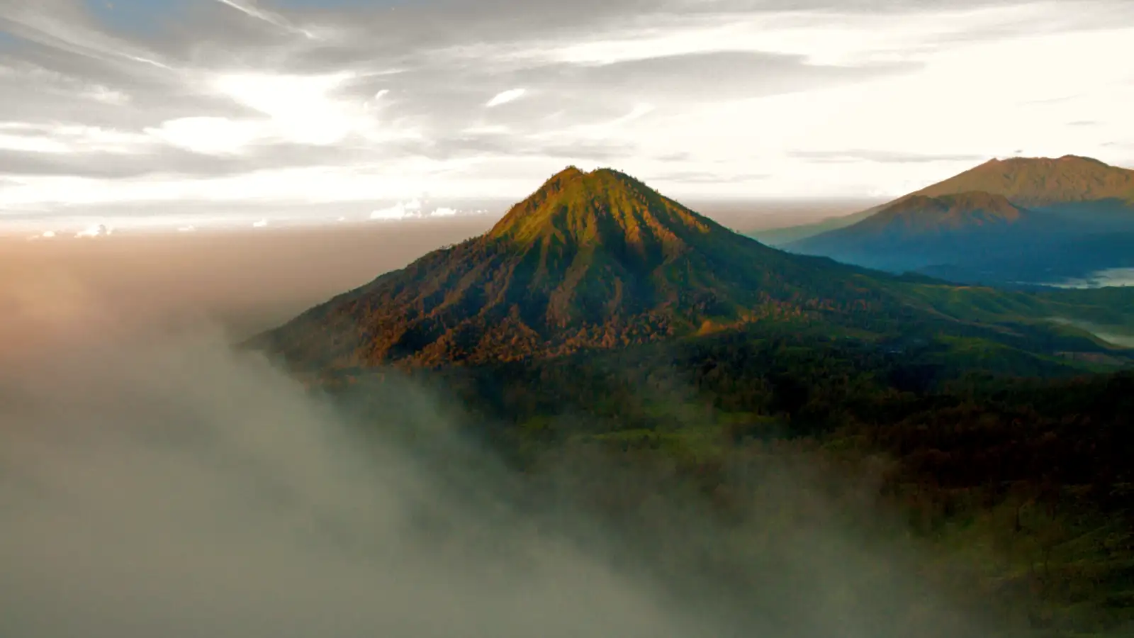 The wide sandy trail leading to the Ijen crater rim