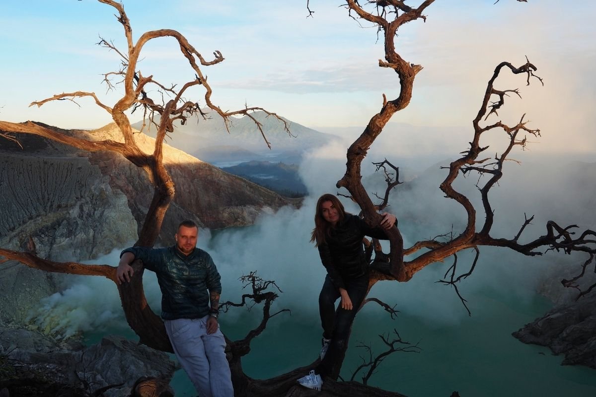 ijen crater morning temperature during sunrise with visible volcanic landscape
