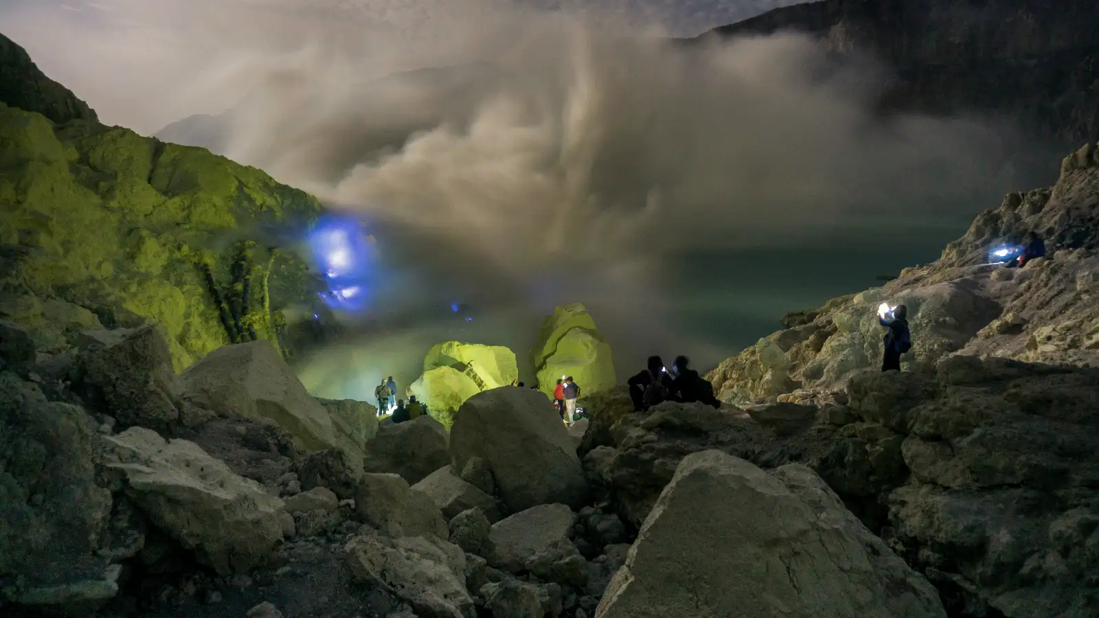 Ijen blue fire midnight trekking and turquoise acidic crater lake luxury trip