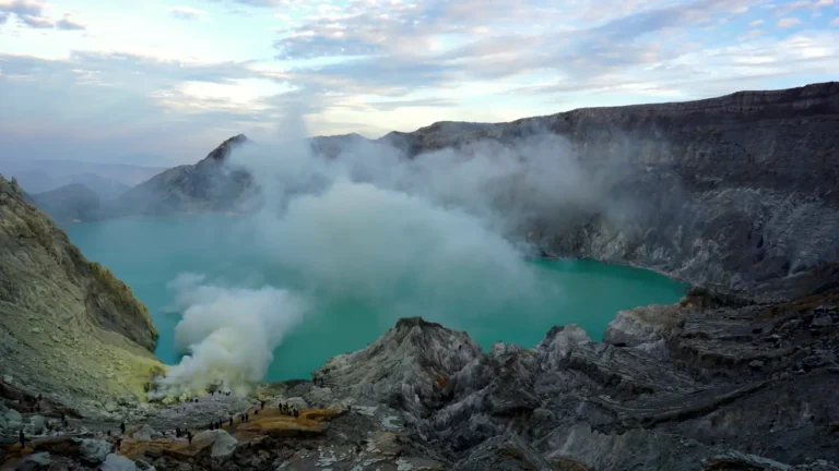 Chemistry of Ijen Acidic Lake: Why It's Turquoise (2026)